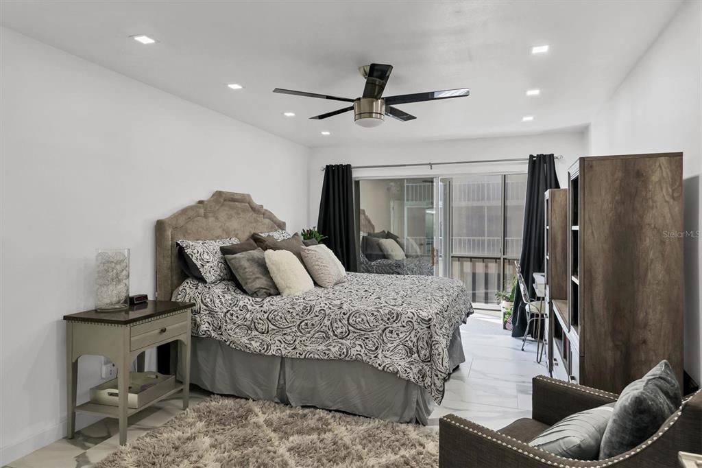 For Sale: $299,000 (2 beds, 2 baths, 1040 Square Feet)