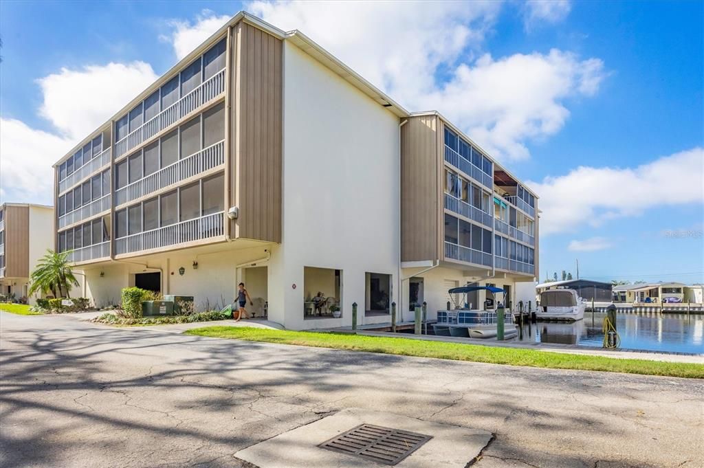 For Sale: $299,000 (2 beds, 2 baths, 1040 Square Feet)