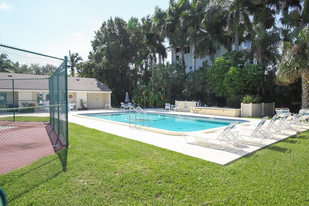 For Sale: $299,000 (2 beds, 2 baths, 1040 Square Feet)