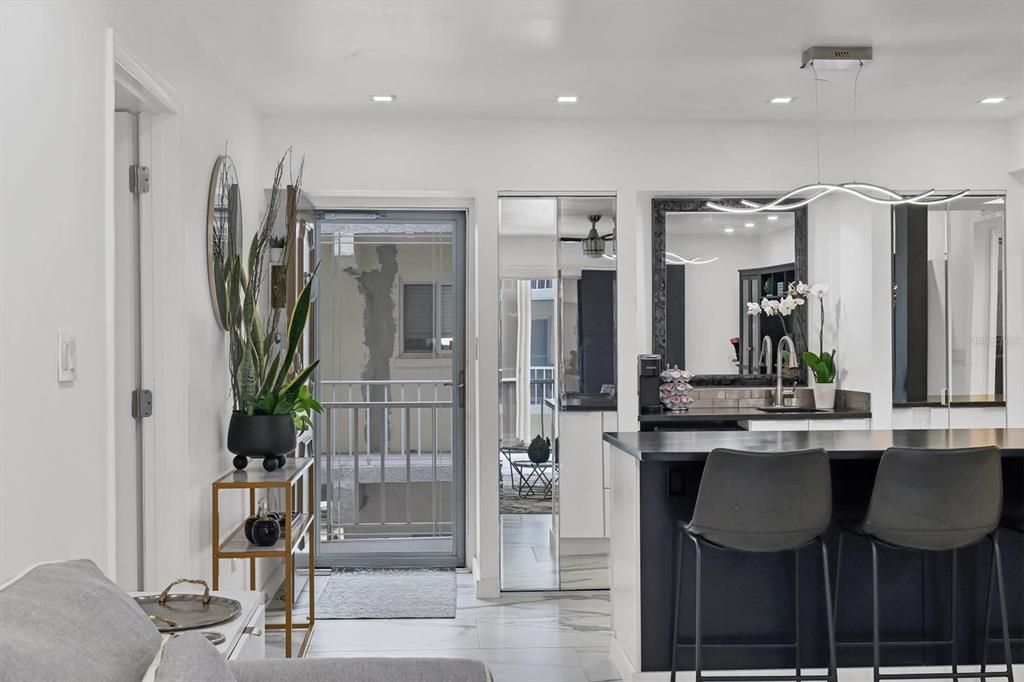 For Sale: $299,000 (2 beds, 2 baths, 1040 Square Feet)