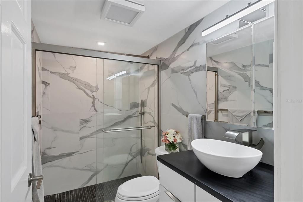 For Sale: $299,000 (2 beds, 2 baths, 1040 Square Feet)