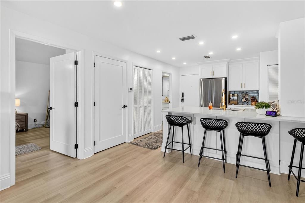 待售: $224,000 (1 贝兹, 1 浴室, 819 平方英尺)