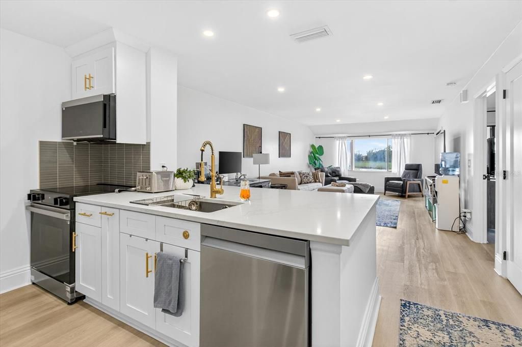 待售: $224,000 (1 贝兹, 1 浴室, 819 平方英尺)