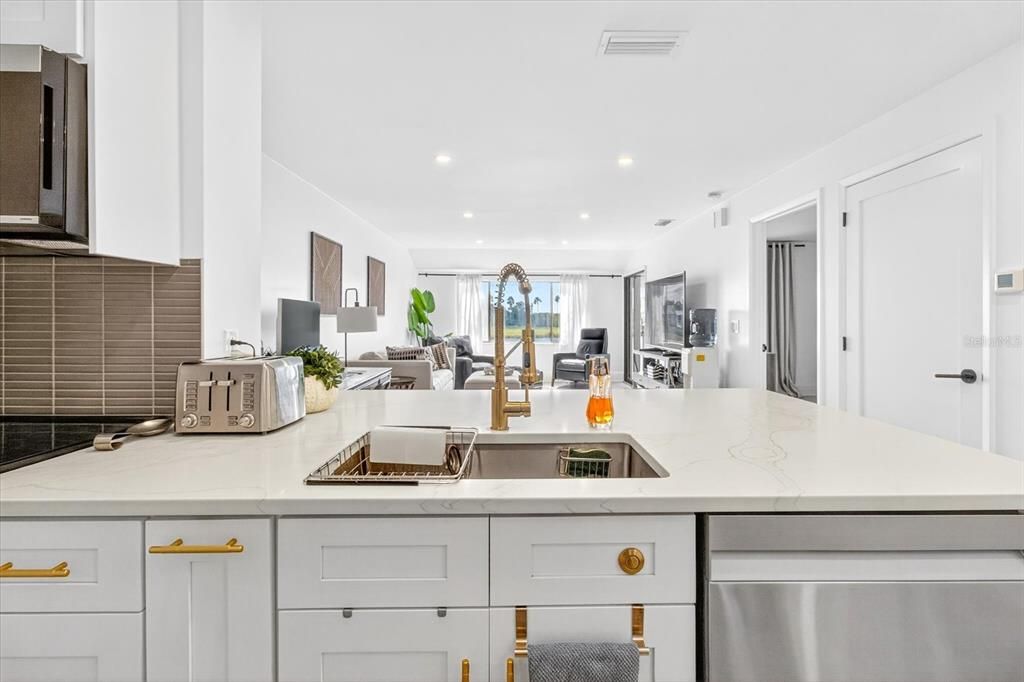 待售: $224,000 (1 贝兹, 1 浴室, 819 平方英尺)