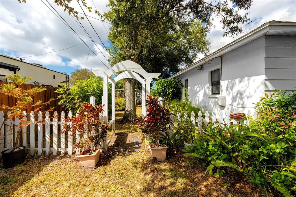 Active With Contract: $475,000 (3 beds, 2 baths, 2172 Square Feet)