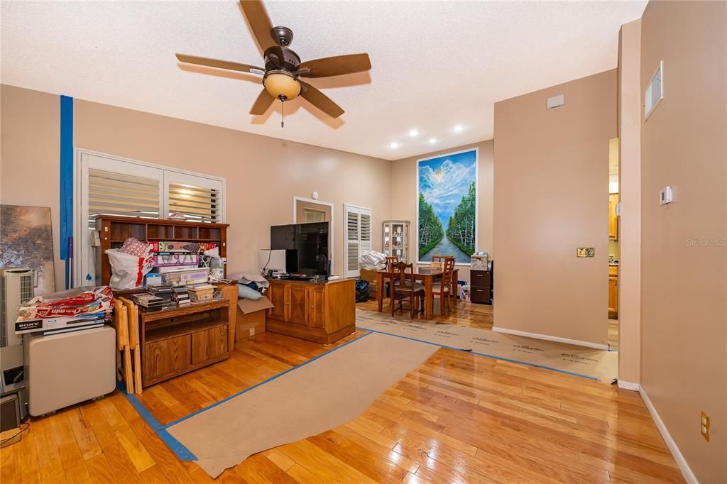 For Sale: $204,990 (2 beds, 2 baths, 889 Square Feet)