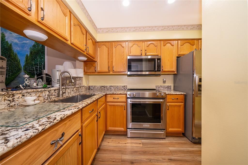 For Sale: $204,990 (2 beds, 2 baths, 889 Square Feet)