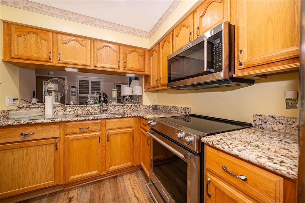 For Sale: $204,990 (2 beds, 2 baths, 889 Square Feet)