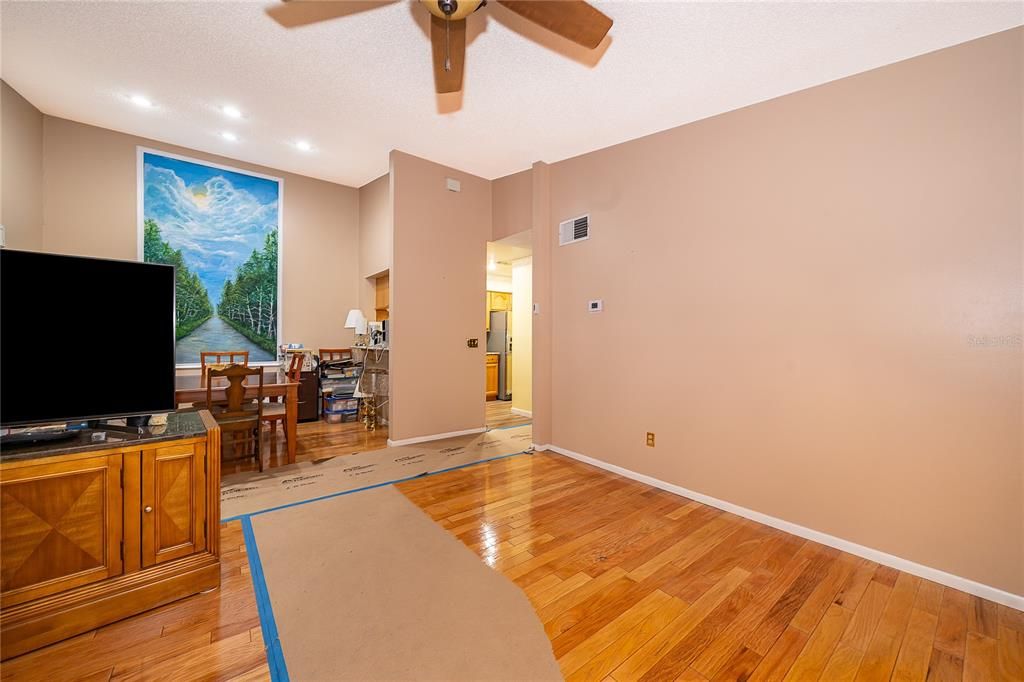 For Sale: $204,990 (2 beds, 2 baths, 889 Square Feet)