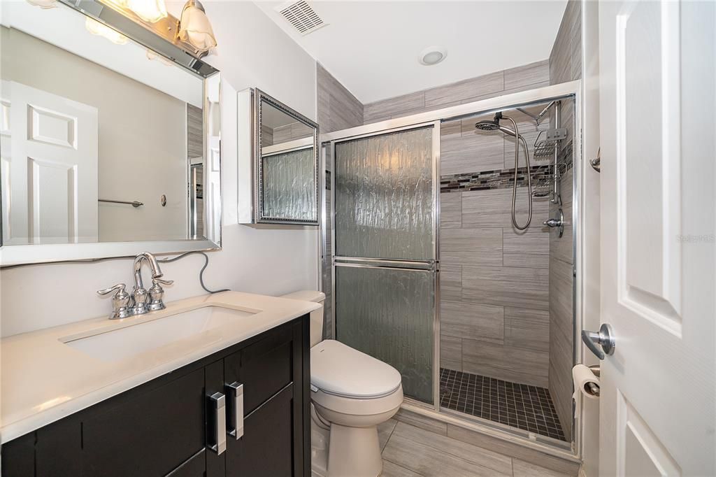 For Sale: $204,990 (2 beds, 2 baths, 889 Square Feet)