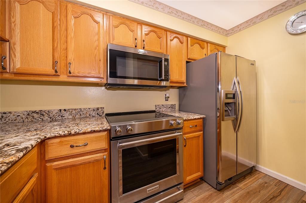 For Sale: $204,990 (2 beds, 2 baths, 889 Square Feet)