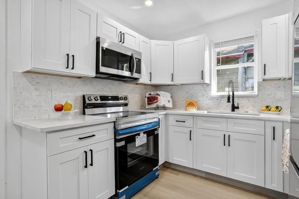 For Sale: $359,000 (2 beds, 1 baths, 908 Square Feet)