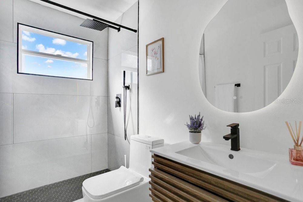 For Sale: $359,000 (2 beds, 1 baths, 908 Square Feet)