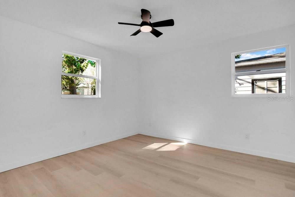 For Sale: $359,000 (2 beds, 1 baths, 908 Square Feet)