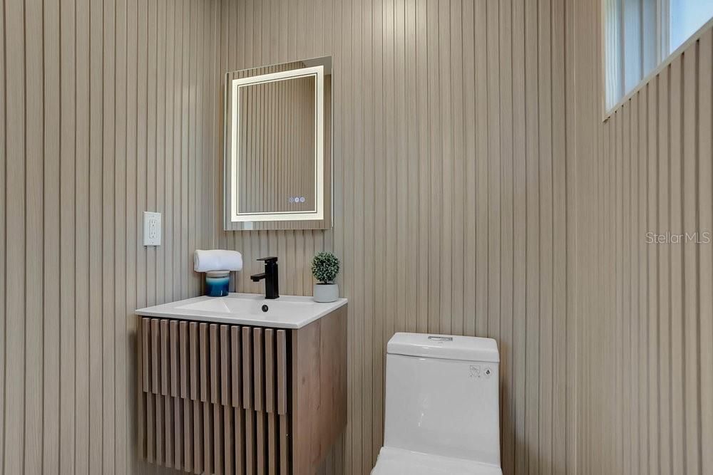 For Sale: $359,000 (2 beds, 1 baths, 908 Square Feet)