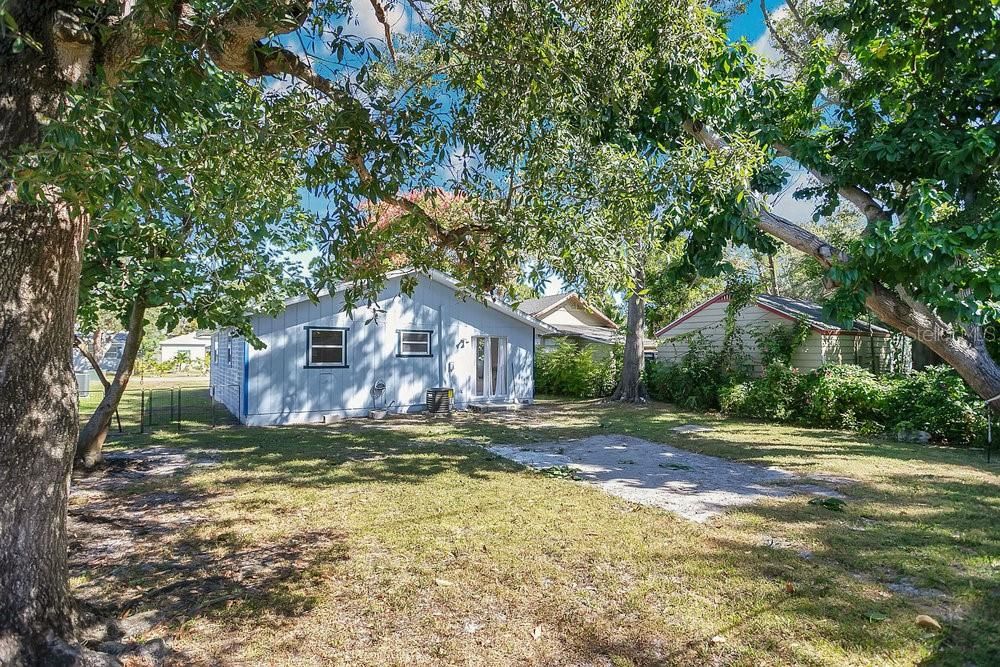 For Sale: $359,000 (2 beds, 1 baths, 908 Square Feet)