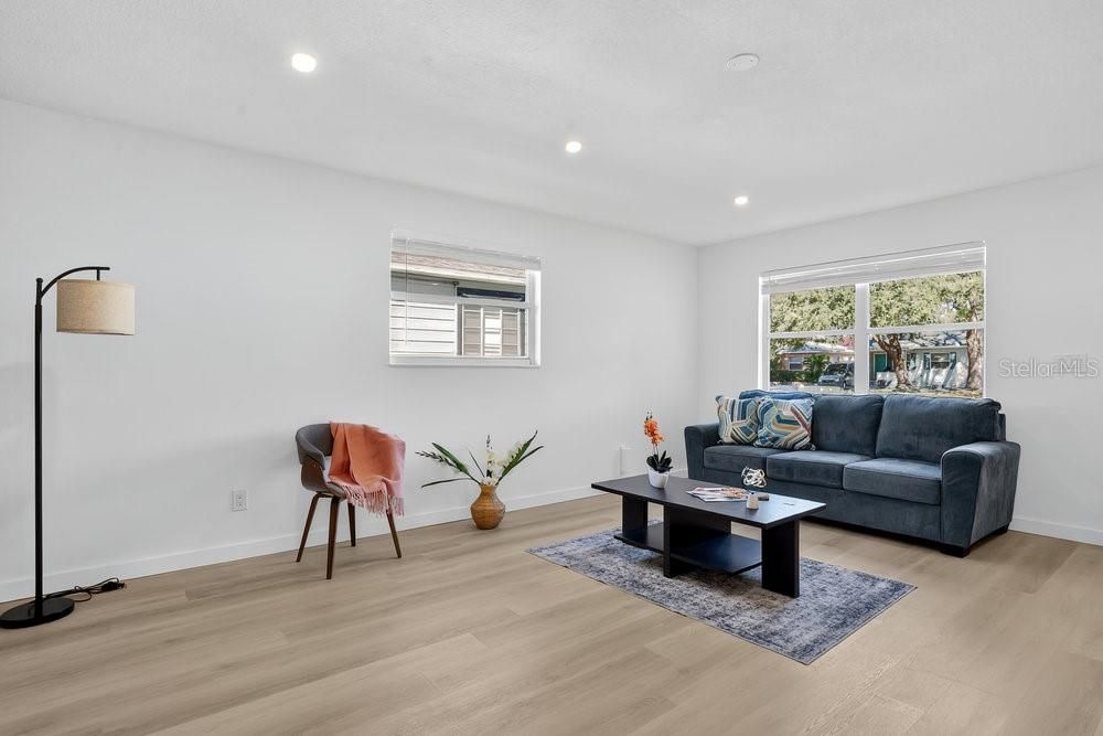 For Sale: $359,000 (2 beds, 1 baths, 908 Square Feet)