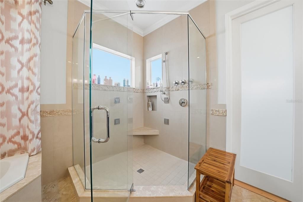 En Venta: $1,150,000 (4 camas, 4 baños, 4200 Pies cuadrados)