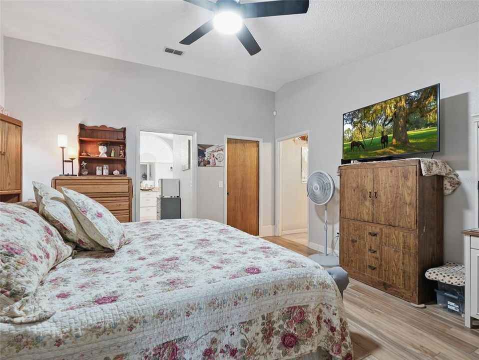 Activo con contrato: $849,000 (4 camas, 2 baños, 3052 Pies cuadrados)