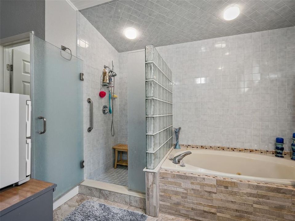 Activo con contrato: $849,000 (4 camas, 2 baños, 3052 Pies cuadrados)