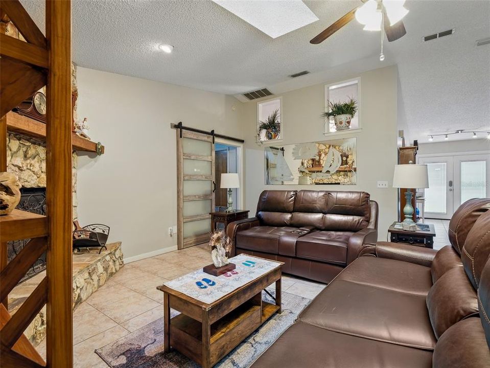 Activo con contrato: $849,000 (4 camas, 2 baños, 3052 Pies cuadrados)