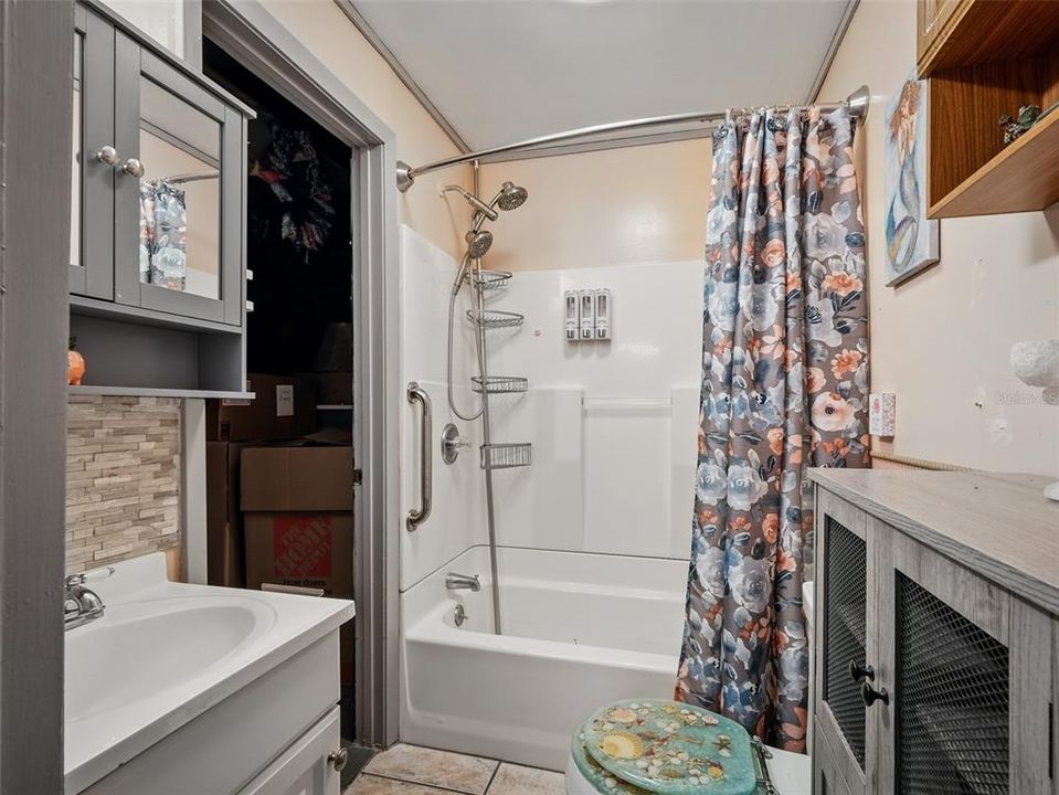 Activo con contrato: $849,000 (4 camas, 2 baños, 3052 Pies cuadrados)