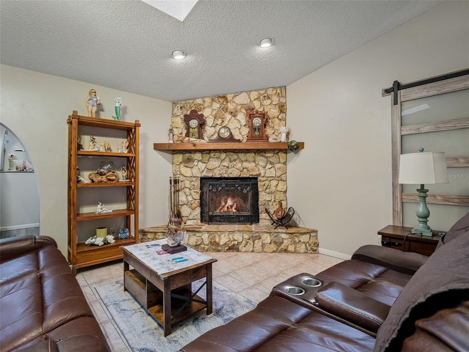 Activo con contrato: $849,000 (4 camas, 2 baños, 3052 Pies cuadrados)