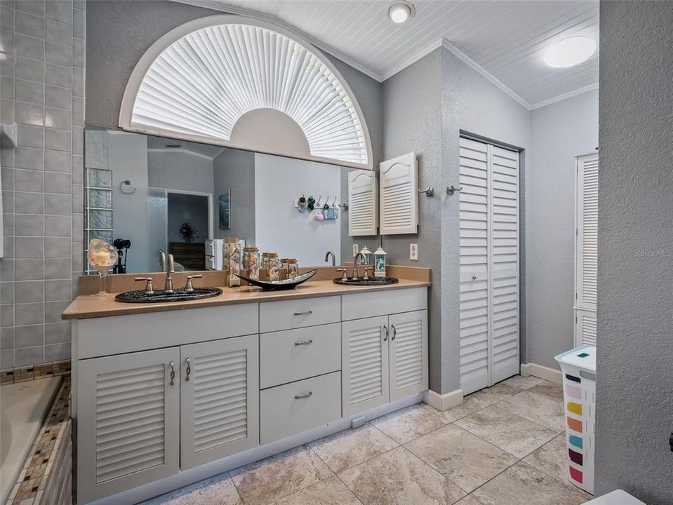 Activo con contrato: $849,000 (4 camas, 2 baños, 3052 Pies cuadrados)