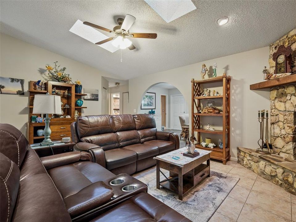 Activo con contrato: $849,000 (4 camas, 2 baños, 3052 Pies cuadrados)