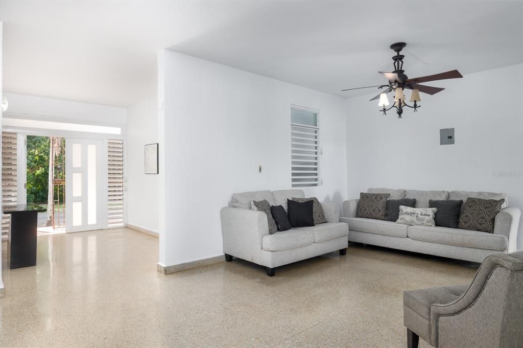 Под контрактом: $450,000 (4 спален, 3 ванн, 2714 Квадратных фут)