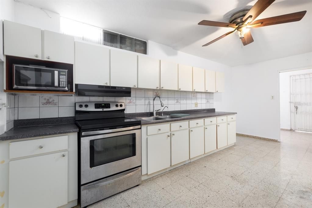 Под контрактом: $450,000 (4 спален, 3 ванн, 2714 Квадратных фут)