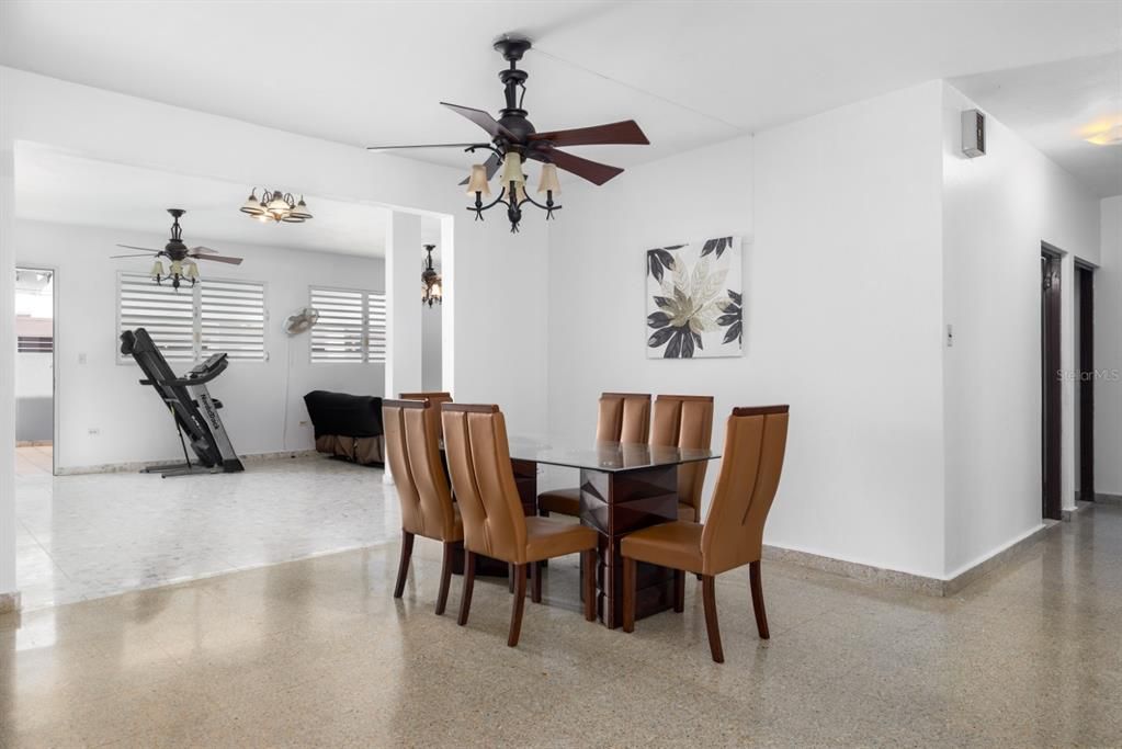 Под контрактом: $450,000 (4 спален, 3 ванн, 2714 Квадратных фут)