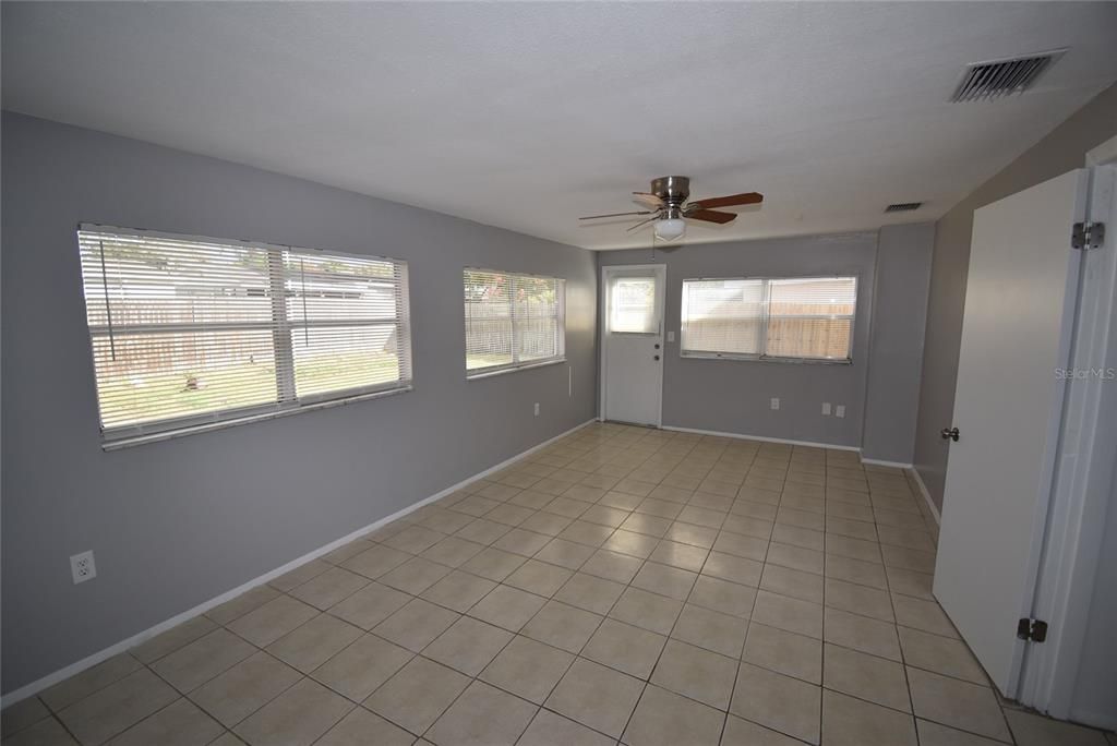 For Rent: $1,675 (3 beds, 2 baths, 1140 Square Feet)