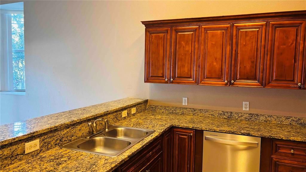 В аренду: $2,399 (3 спален, 3 ванн, 1633 Квадратных фут)