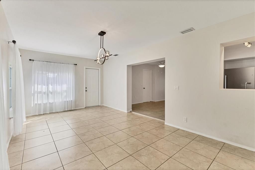 For Sale: $250,000 (3 beds, 3 baths, 1166 Square Feet)