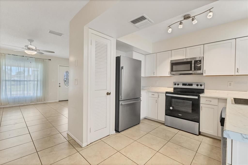 For Sale: $250,000 (3 beds, 3 baths, 1166 Square Feet)