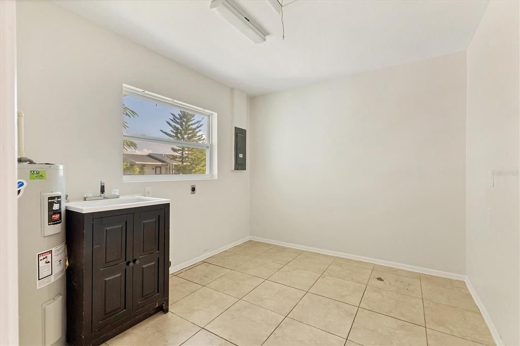 For Sale: $250,000 (3 beds, 3 baths, 1166 Square Feet)