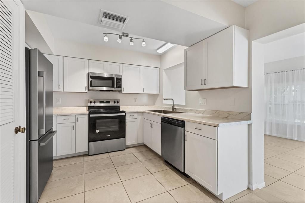 For Sale: $250,000 (3 beds, 3 baths, 1166 Square Feet)