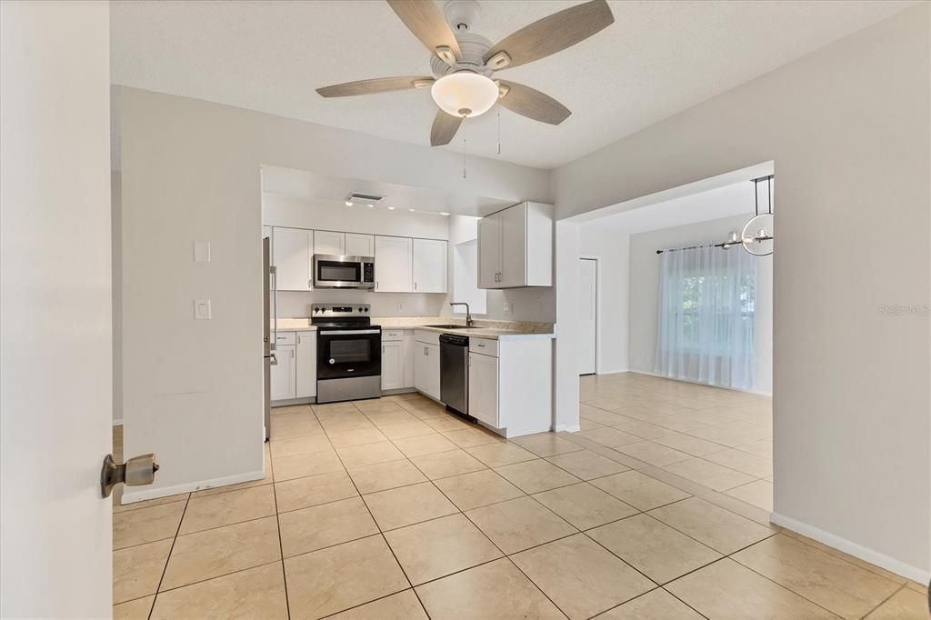 For Sale: $250,000 (3 beds, 3 baths, 1166 Square Feet)