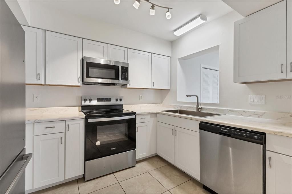 For Sale: $250,000 (3 beds, 3 baths, 1166 Square Feet)