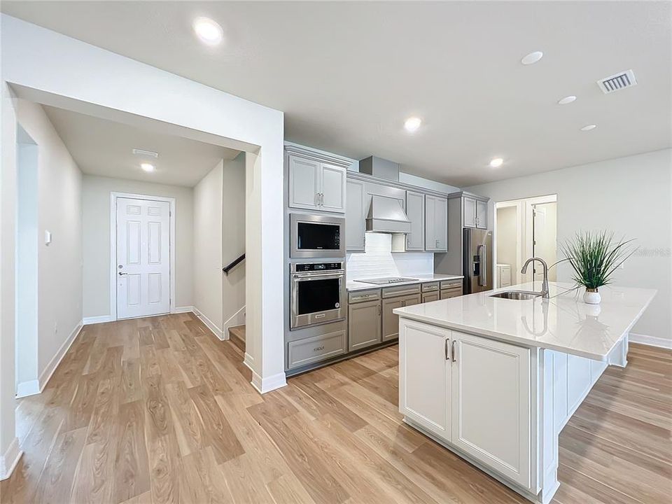 出租: $4,985 (5 贝兹, 4 浴室, 3337 平方英尺)