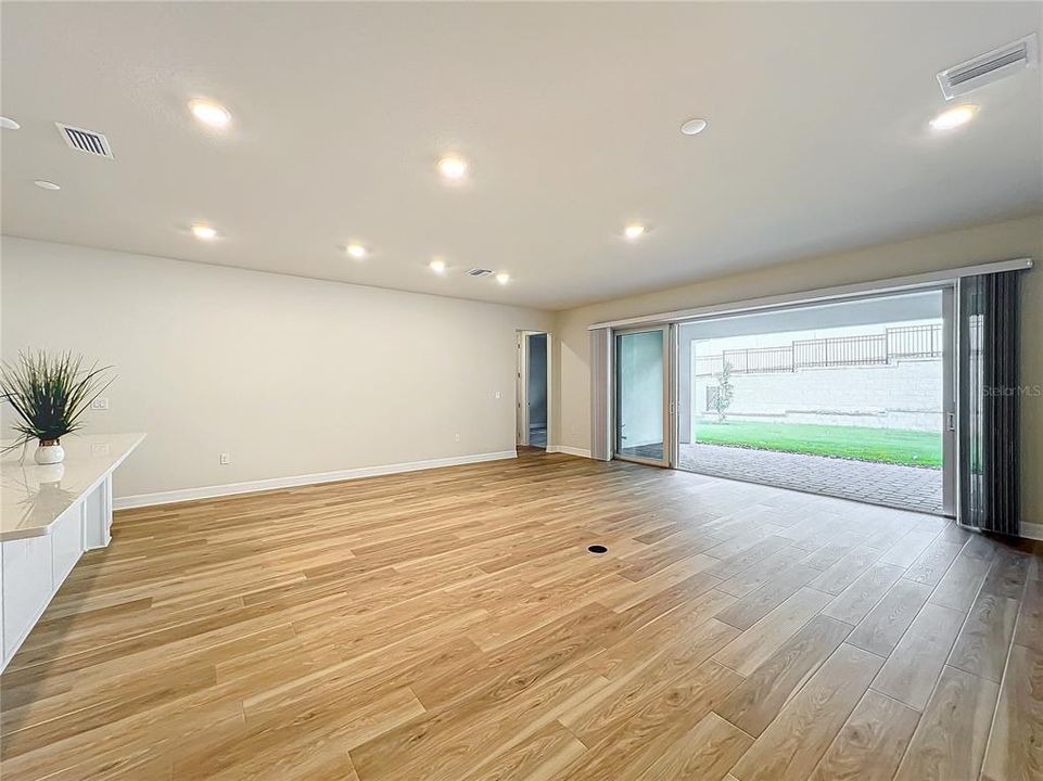 出租: $4,985 (5 贝兹, 4 浴室, 3337 平方英尺)