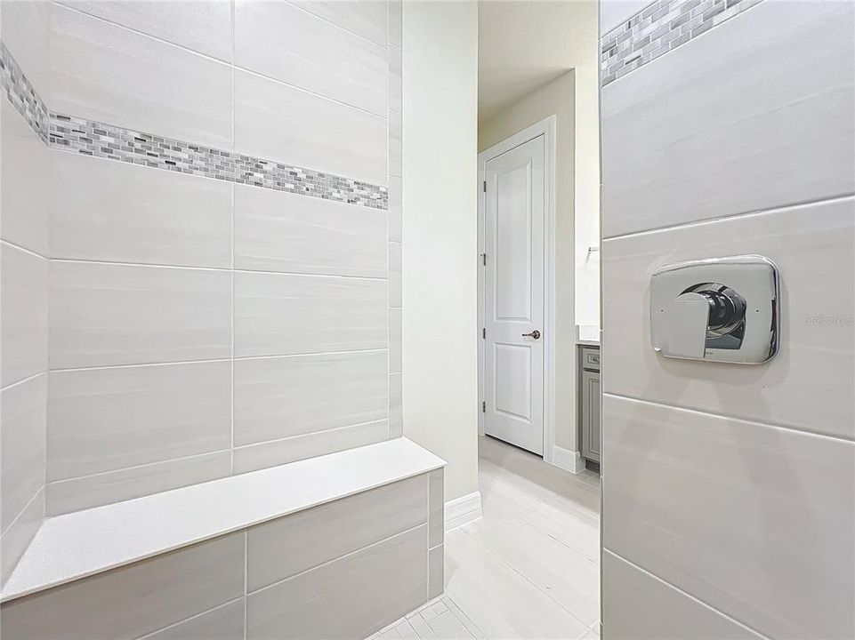 出租: $4,985 (5 贝兹, 4 浴室, 3337 平方英尺)