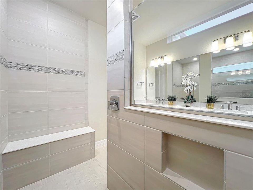 出租: $4,985 (5 贝兹, 4 浴室, 3337 平方英尺)