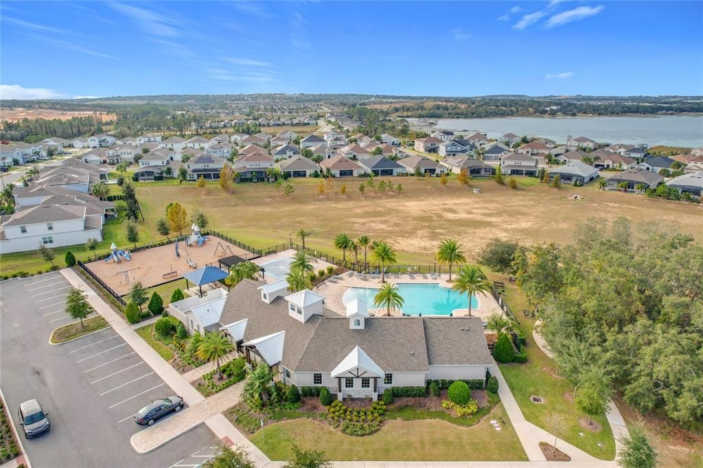 出租: $4,985 (5 贝兹, 4 浴室, 3337 平方英尺)