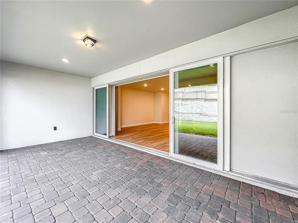 出租: $4,985 (5 贝兹, 4 浴室, 3337 平方英尺)