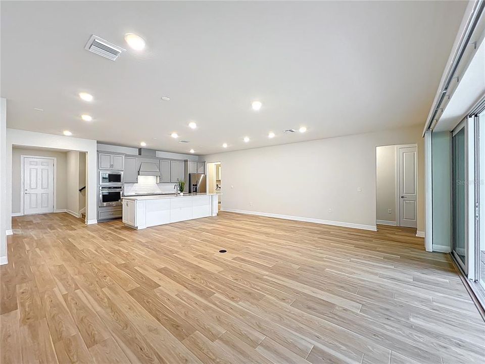 出租: $4,985 (5 贝兹, 4 浴室, 3337 平方英尺)