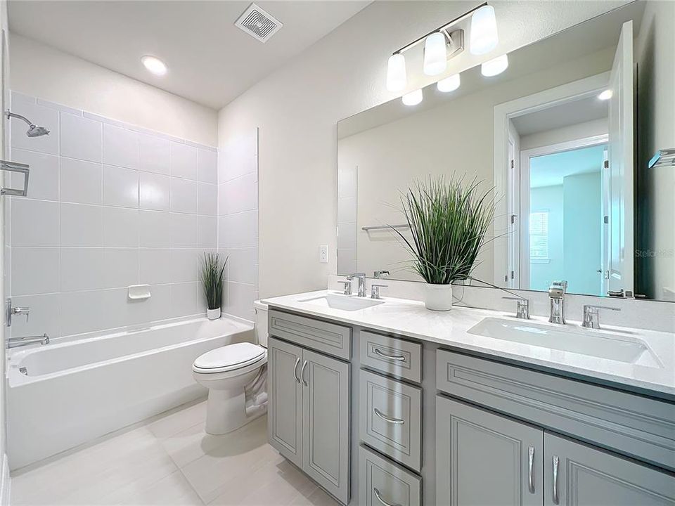 出租: $4,985 (5 贝兹, 4 浴室, 3337 平方英尺)