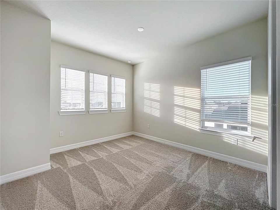 出租: $4,985 (5 贝兹, 4 浴室, 3337 平方英尺)