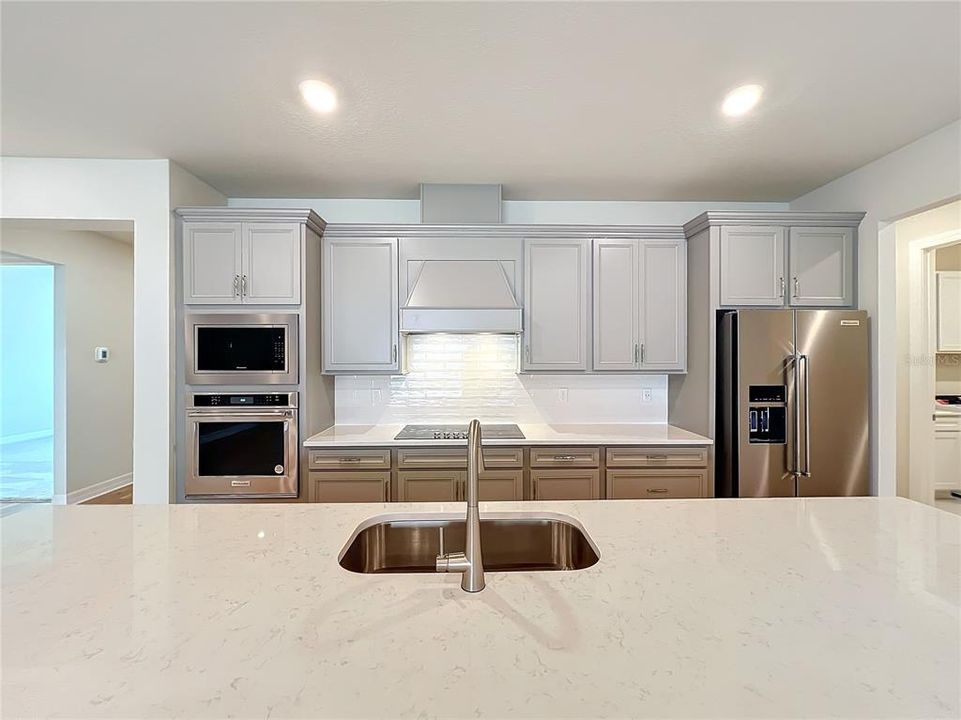 出租: $4,985 (5 贝兹, 4 浴室, 3337 平方英尺)